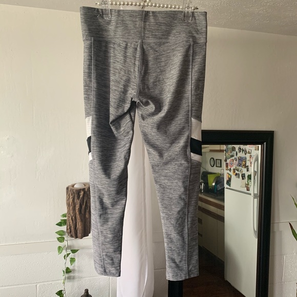 PINK Ultimate Gray, White, Black Leggings - Picture 4 of 5